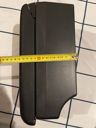 Reposabrazos con USB y portavasos