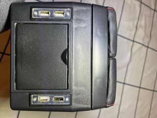 Reposabrazos con USB y portavasos