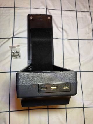 Reposabrazos con USB y portavasos