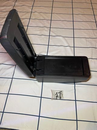 Reposabrazos con USB y portavasos