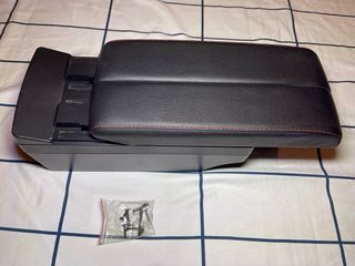 Reposabrazos con USB y portavasos