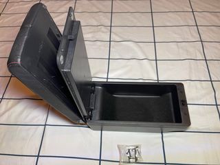 Reposabrazos con USB y portavasos