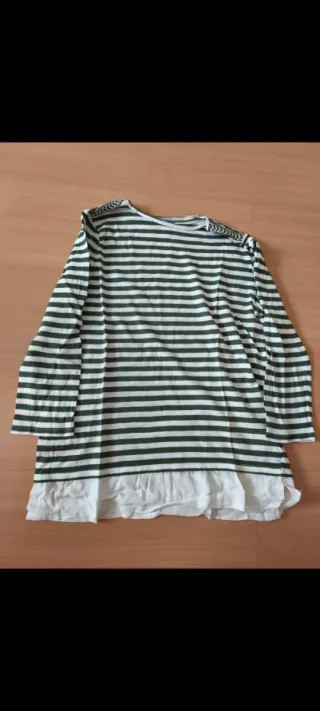 Camiseta verde y blanca a rayas