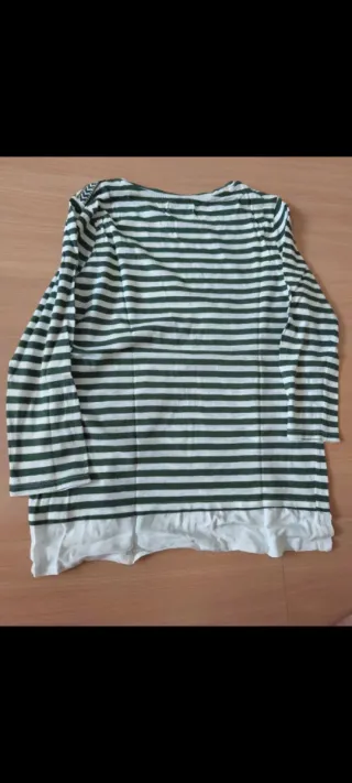 Camiseta verde y blanca a rayas