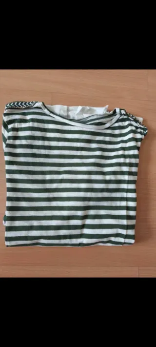 Camiseta verde y blanca a rayas