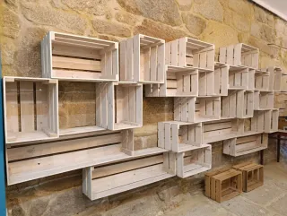 Cajas de madera para almacenaje. Estantería.