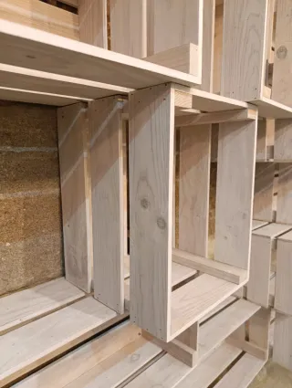 Cajas de madera para almacenaje. Estantería.