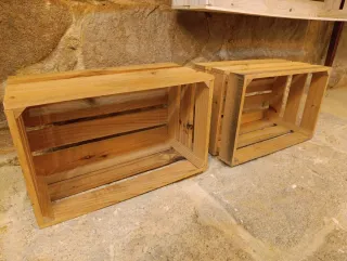 Cajas de madera para almacenaje. Estantería.