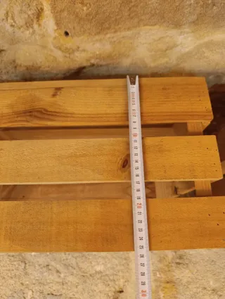 Cajas de madera para almacenaje. Estantería.