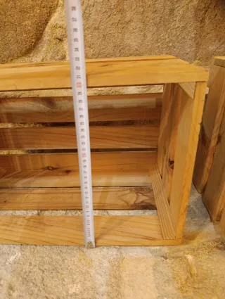 Cajas de madera para almacenaje. Estantería.