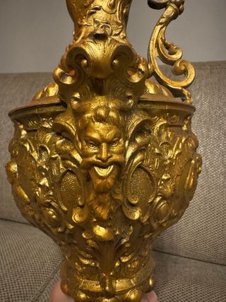 Anfora antiga dourada