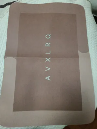 Alfombra de baño marrón y rosa