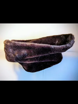 Cuello pelo sintético marrón