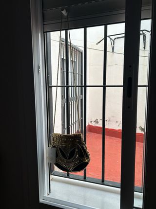 Bolso de fiesta negro con pedrería dorada. NUEVO