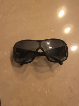 Gafas de sol Ray-Ban negras y grises