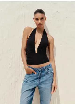 Top negro fruncido con aro