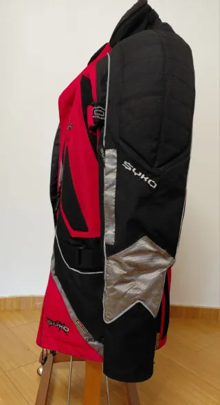 Chaqueta de moto roja y negra.