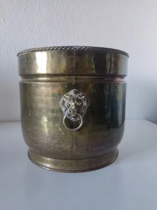 MACETERO VINTAGE DE LATÓN CABEZAS DE LEÓN