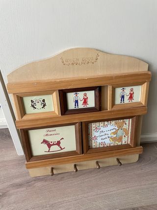 Marco de fotos de madera con perchas