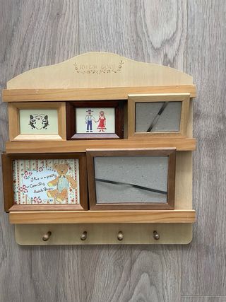 Marco de fotos de madera con perchas