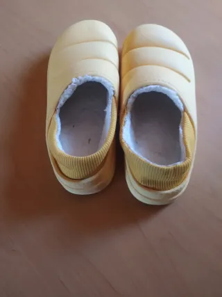 Zapatillas de estar por casa amarillas