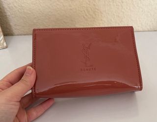 Yves Saint Laurent pintalabios LovesHine neceser