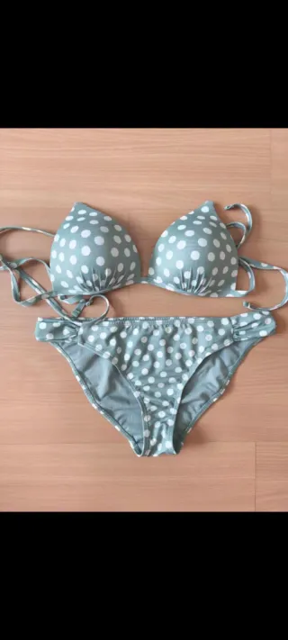 Bikini de lunares verde y blanco