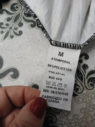 Vestido negro y blanco con volantes