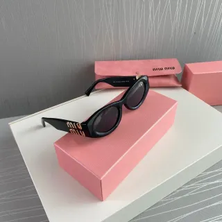 Gafas de sol Miu Miu negras