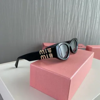 Gafas de sol Miu Miu negras