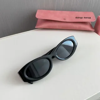 Gafas de sol Miu Miu negras