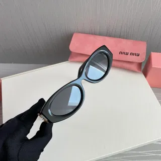 Gafas de sol Miu Miu negras