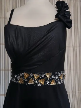 Vestido Negro Largo con Adorno Dorado