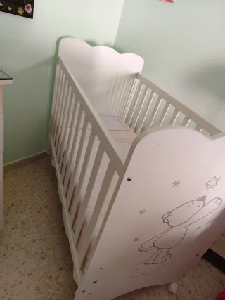 Cuna de bebé con osito y estrellas