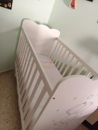 Cuna de bebé con osito y estrellas