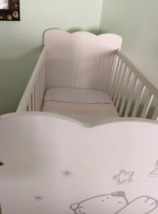 Cuna de bebé con osito y estrellas