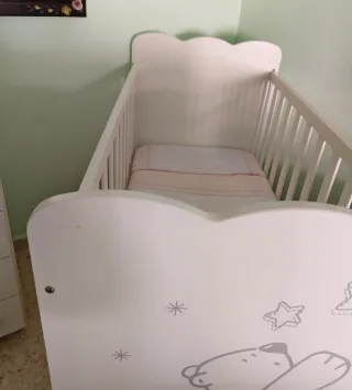 Cuna de bebé con osito y estrellas