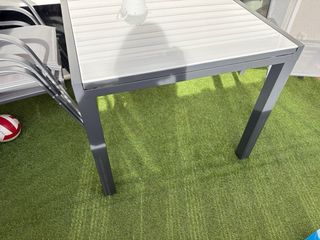 Tavolo da giardino in vetro e metallo