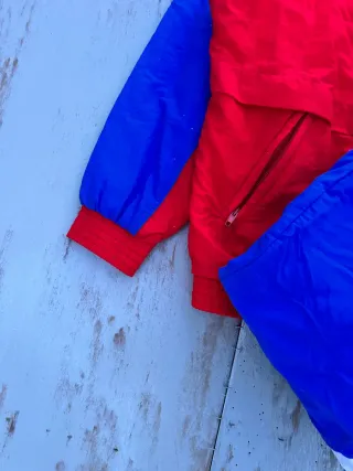 Tuta sportiva Adidas rossa e blu