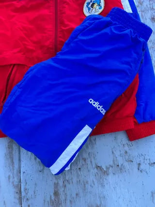 Tuta sportiva Adidas rossa e blu
