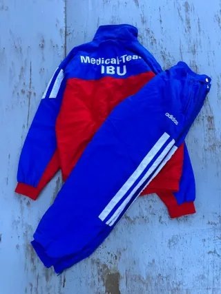 Tuta sportiva Adidas rossa e blu