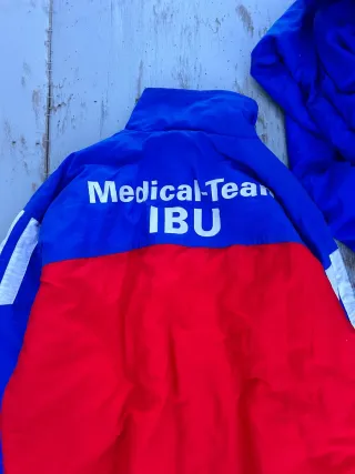 Tuta sportiva Adidas rossa e blu