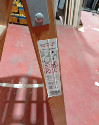 Escalera de madera plegable
