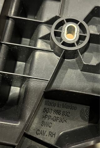 Soporte derecho bandeja inferior VW Golf VII