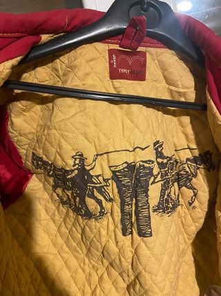 chaqueta roja levis