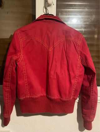 chaqueta roja levis