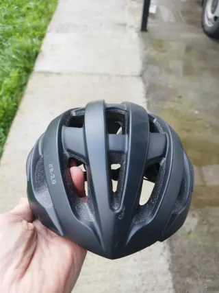 Casco de bicicleta DHB negro.