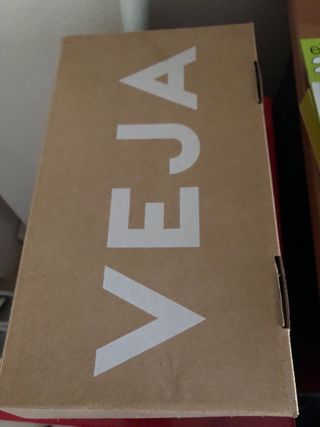 Zapatillas Veja Blancas y Amarillas. Modelo Campo