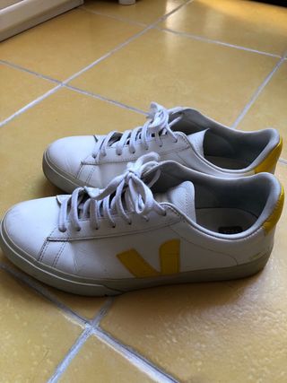 Zapatillas Veja Blancas y Amarillas. Modelo Campo