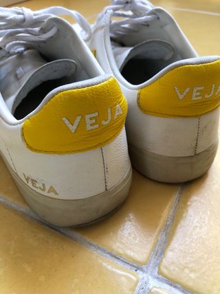 Zapatillas Veja Blancas y Amarillas. Modelo Campo